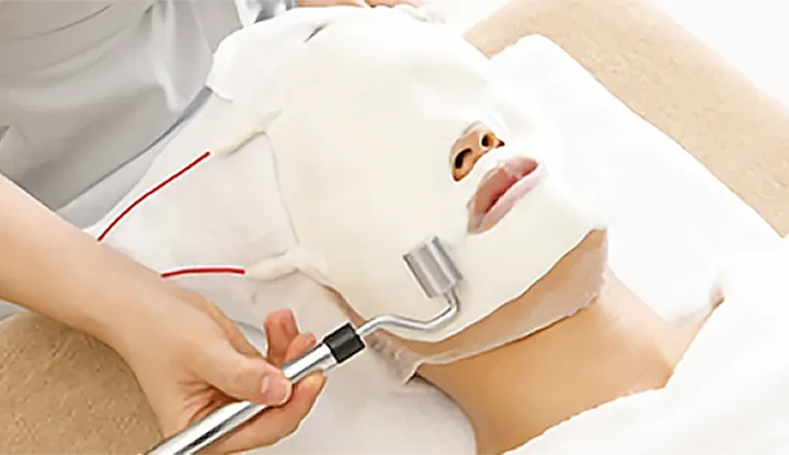 イオン導入をしている女性