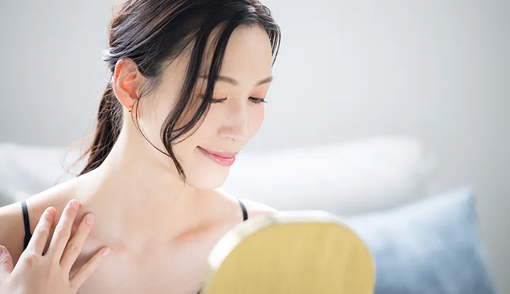首のイボを気にする女性