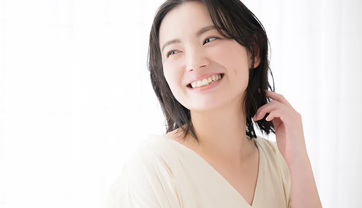 首元が開いた洋服を着る女性