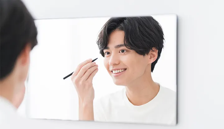 鏡を見る男性