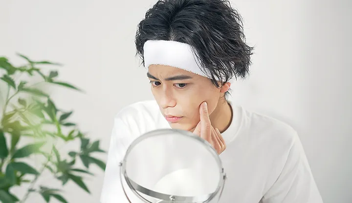 シミを気にする男性