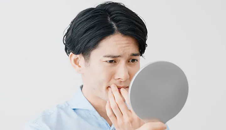 おでこのシワを気にする男性